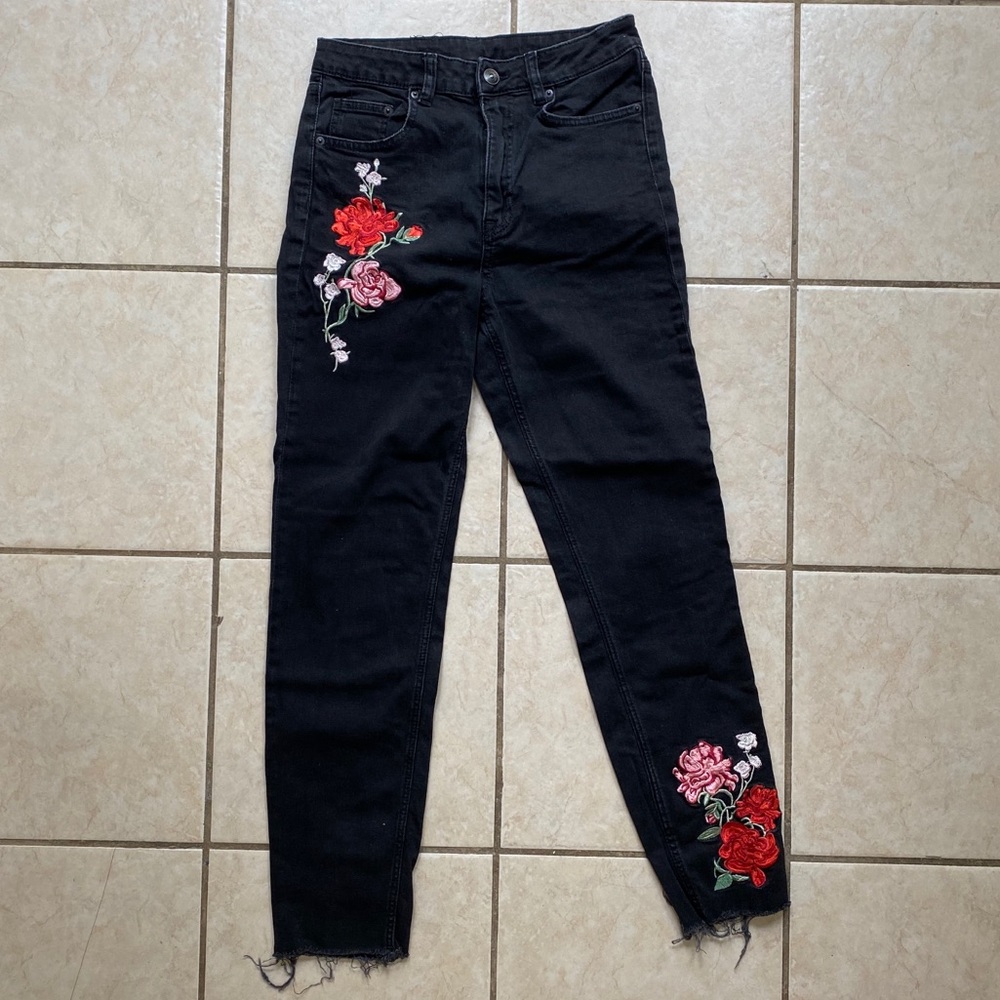 Black highwaisted Rose embroider Distressed jeans